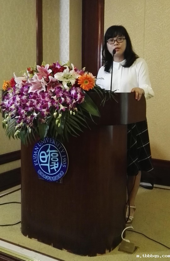 陈瑜校友在分享自己的读书心得